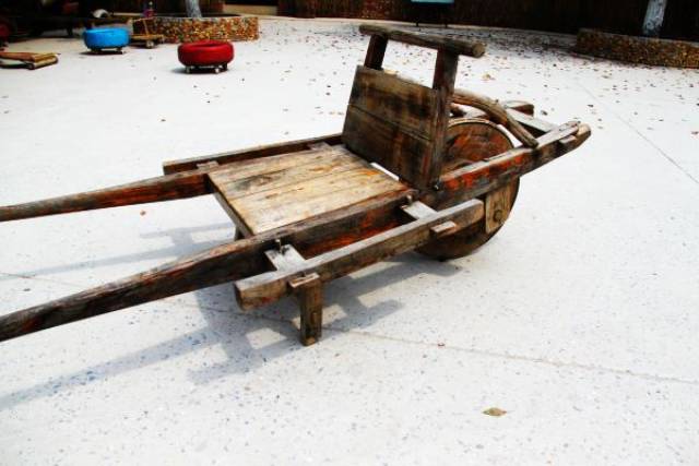 古代运输货物的汽车,叫独轮车.