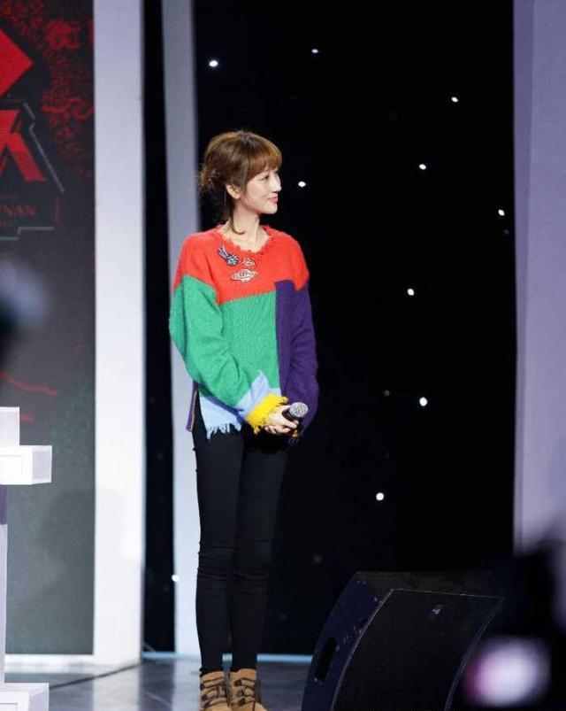 尽管经历过了4次剖腹产,但是蒋丽莎穿上比基尼的时候,完全看不出剖腹