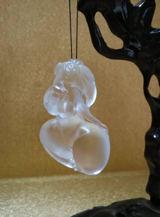 镇平的先民们从新石器时甲期就开始了磨玉,他们用南阳的独山玉磨就的