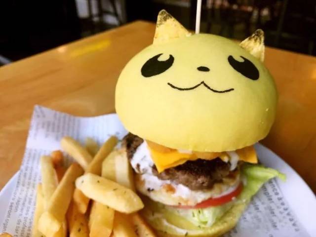皮卡丘汉堡真的萌翻了~个头不大,牛肉饼柔嫩多汁,面包入口松软.