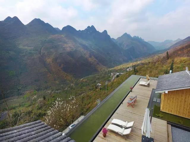 贵州荒山野岭的悬崖上,建了一座石木房,风景绝了!