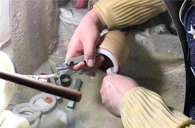 抛光是玉石加工的最后一道工序,普遍的分为手工抛光和机器抛光.