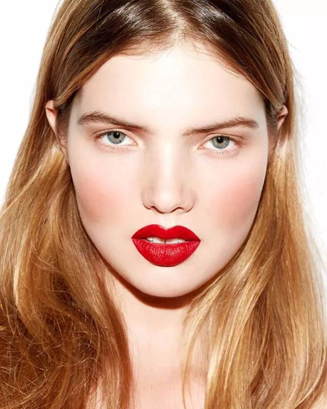 tom ford#ruby rush 它上嘴之后是半哑光的效果,比完全哑光的口红多了