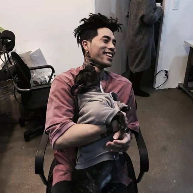 红花会的贝贝,在拆掉脏辫后,电了小卷,以方便也呈现出脏辫的效果.
