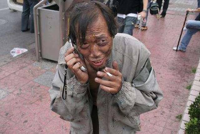 睡我旁边的美女说:你压我头发了,动一下好吗?