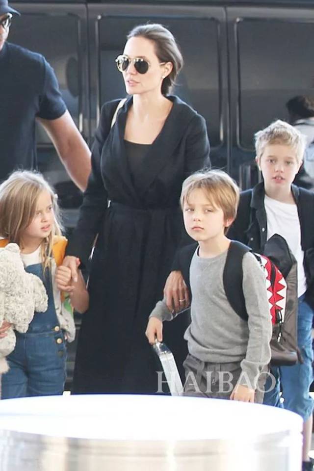 angelina jolie带着孩子们现身洛杉矶国际机场