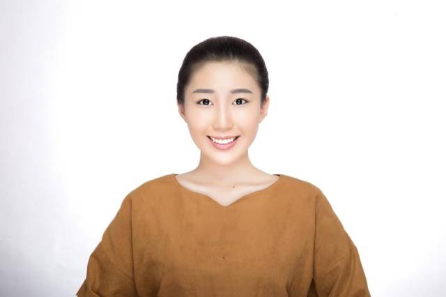 曹月:高中就读于呼和浩特市回中,自治区播音与主持艺术联考179分,表演