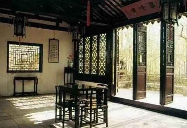 跟西方房屋比,中国古代房屋更主要的特点在于宽阔