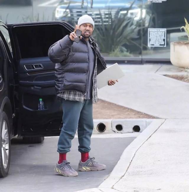 kanye脚踩adidas yeezy boost 700,传言将在2018年秋季发售
