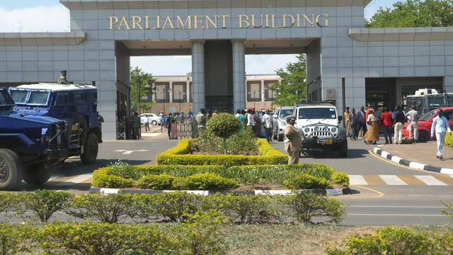 马拉维的议会大厦,当时正有集会,装甲车都出动了.