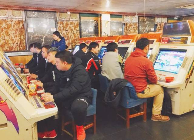 玩 都是一种享受 ▼ 拳皇97,98  拳皇在当时可以算是 最热血的游戏了