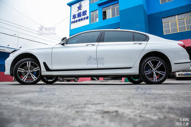 宝马7系730改装760前杠,加宽轮毂,车身饰条贴黑膜