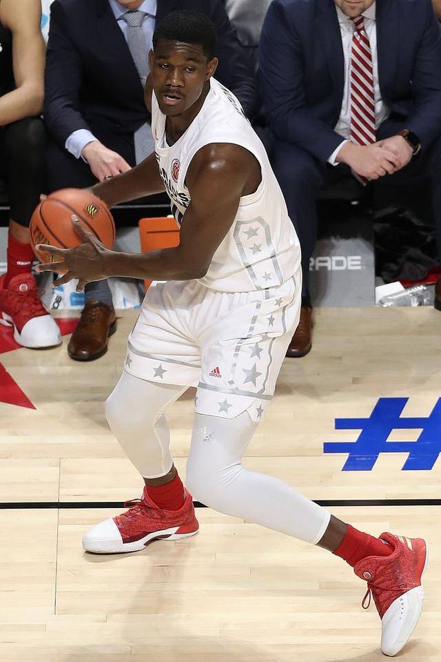 艾顿在2017年的体侧数据是:身高216cm,体重260磅,站立摸高287cm,臂展