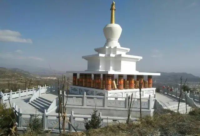 走进互助县威远镇小庄村古城山景观,步入山门,那寓意着向阳,昌盛的门