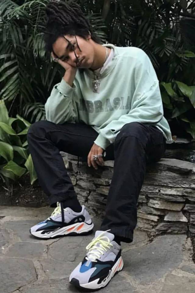 yeezy 700 已经没 350 那么火爆了?