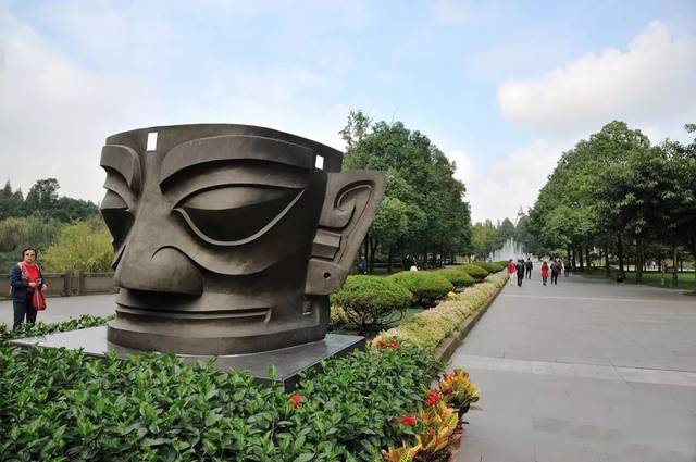 三星堆古遗址是迄今在西南地区发现的 范围最大,延续时间最长,文化