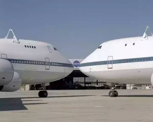 两架波音747专门干背飞机的活,还改装了尾翼!