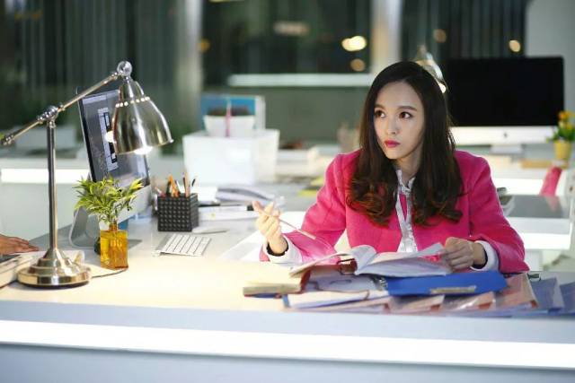 可我们的国产剧里女主在职场上穿什么呢?