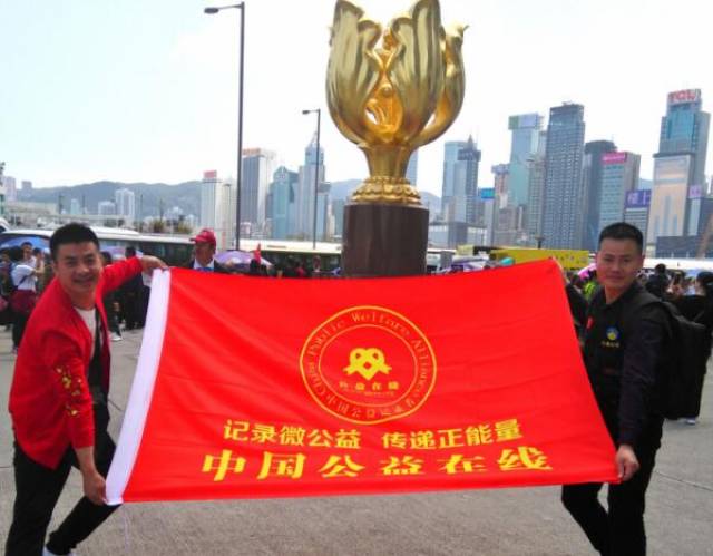 的旗帜展示在香港金紫荆广场,好多游客也喜欢这面大旗,要求展旗合影