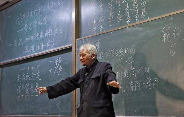 94岁老教授站立讲课,令人感动与敬佩