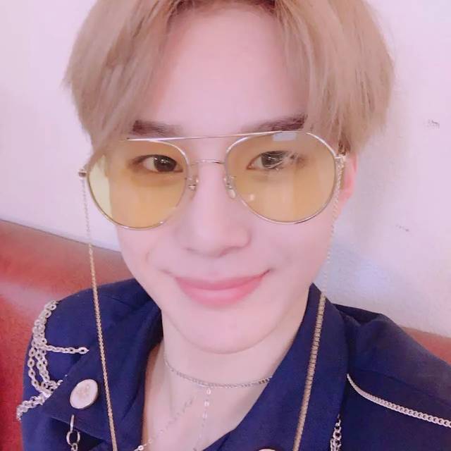 中文十级的土豪爱豆!王冠枷锁下的他们能否不