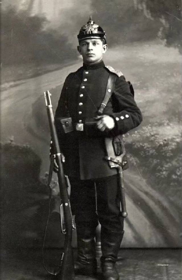 立刻使老式的采用黑火药作为发射药的大口径步枪(如1871型步枪)过时