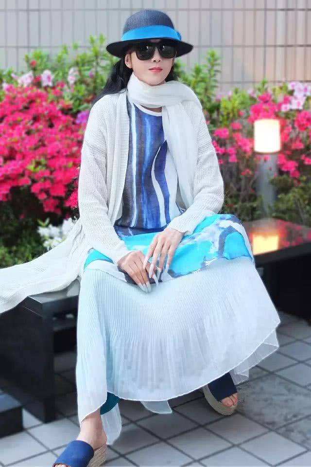 不老女神杨丽萍,60岁依旧"帽美如花"宛若少女