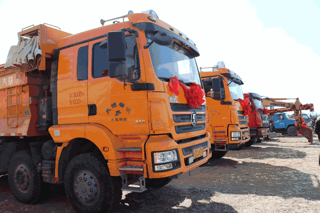 现场,五颜六色的彩烟竞相绽放,气势恢宏的皇家礼炮,数辆大型挖掘机