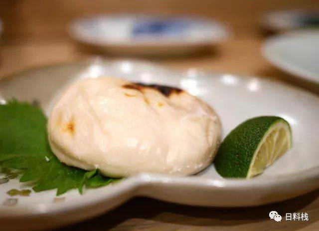 东京知名河豚料理店"臼杵河豚山田屋"的河豚白子刺身.