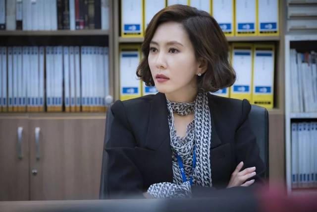 的韩剧也不外如此,比如金喜善,金宣儿出演的《有品位的她》,罗美兰