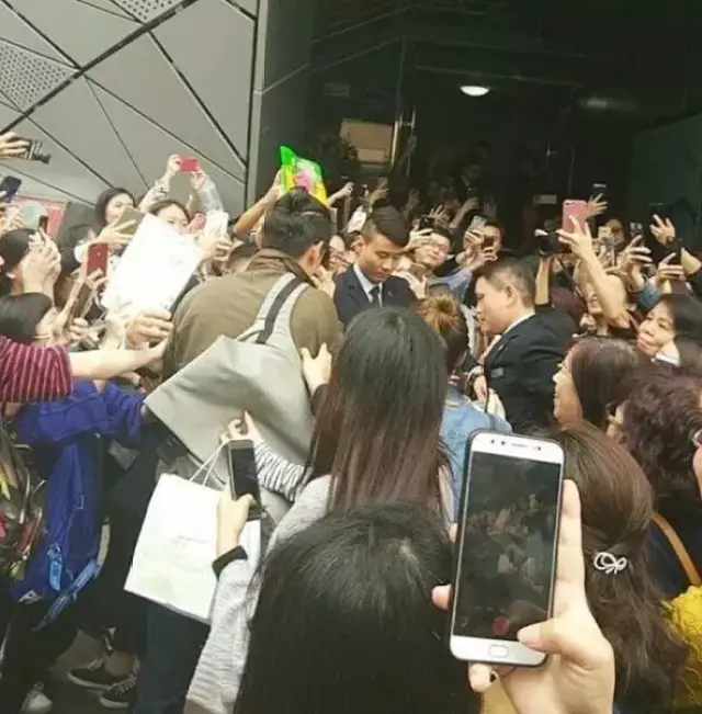 胡歌发际线后移变成心形,化身邋遢大叔,曾经的