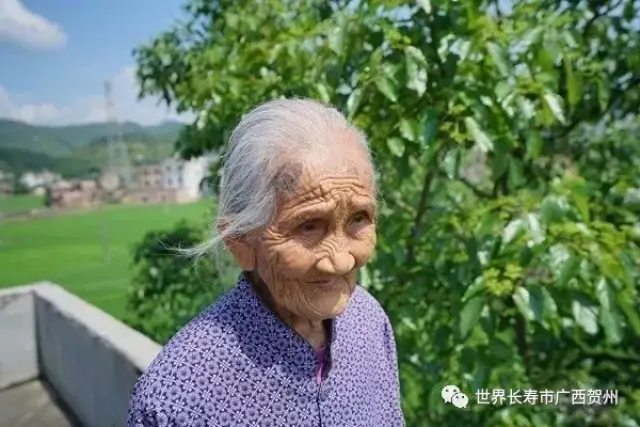 曾历过战火纷飞年代 如今仍身强体健 广西贺街百寿老人告诉你长寿秘诀