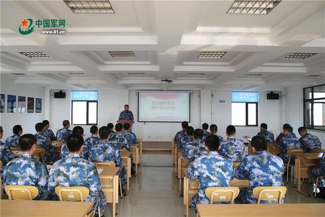 海军某试验训练基地第一〇三总站掀起了学习"两会"精神热潮,官兵通过