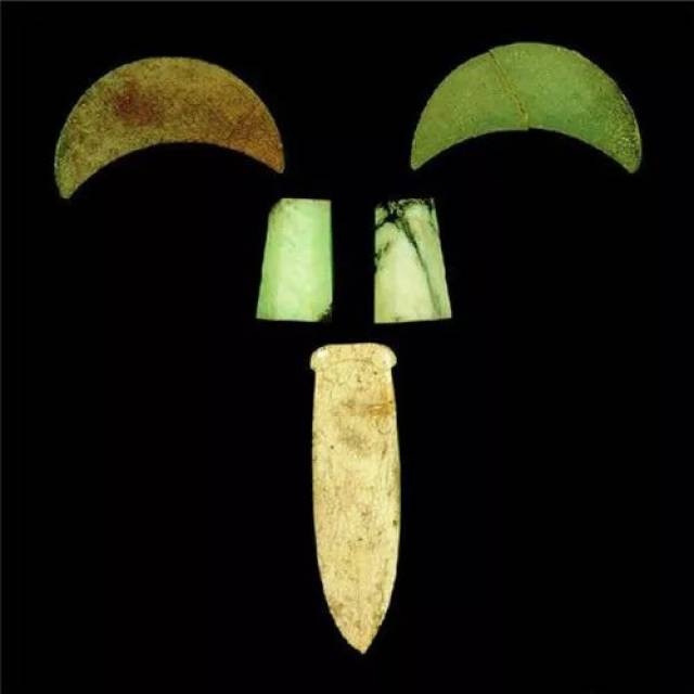 眼盖:墨玉制,黑灰色.呈新月形,无纹饰.