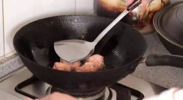 大厨进家|火腿蒸鲈鱼 马蹄肉饼