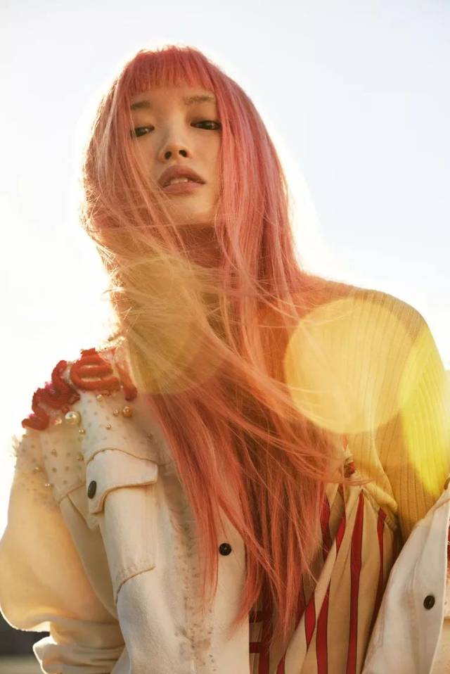 华裔酷女孩一头粉发登lv秀场惊艳时尚界!然而她却说:做华裔太痛苦