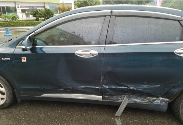 吨的大巴追尾,后被至少12吨的水泥搅拌车拦车头撞击,司机只是轻微擦伤