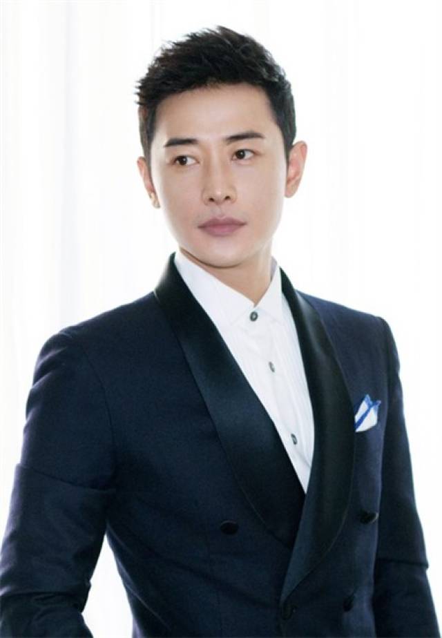 罗晋出席盛典尽显绅士风格