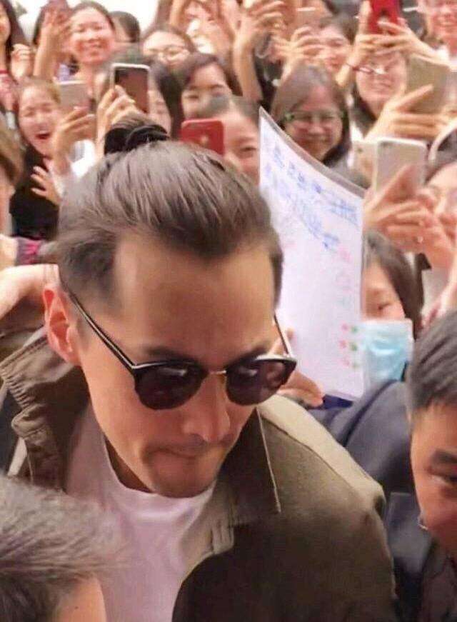 心疼! 胡歌发际线后移变大叔, 除了他发际线感