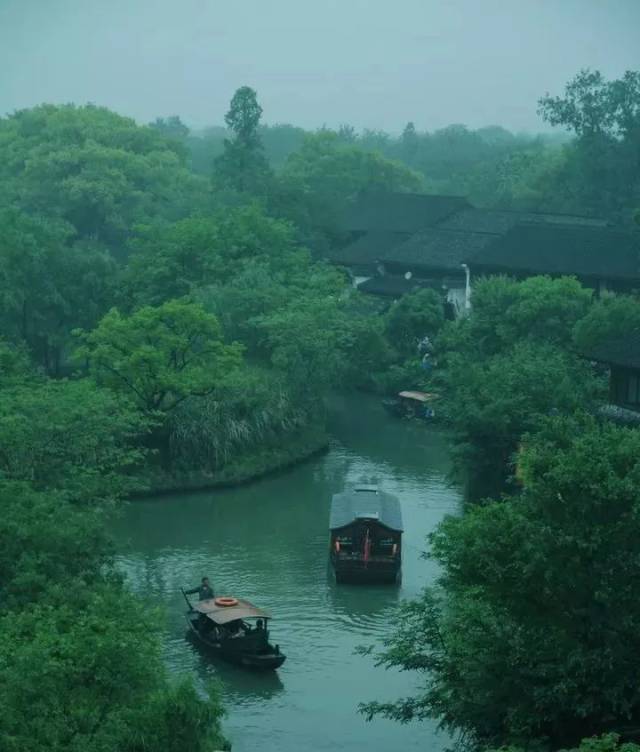 雨過留煙色,滿城盡纏綿 許多曲曲折折的心事 在煙雨中無聲地輾轉 多