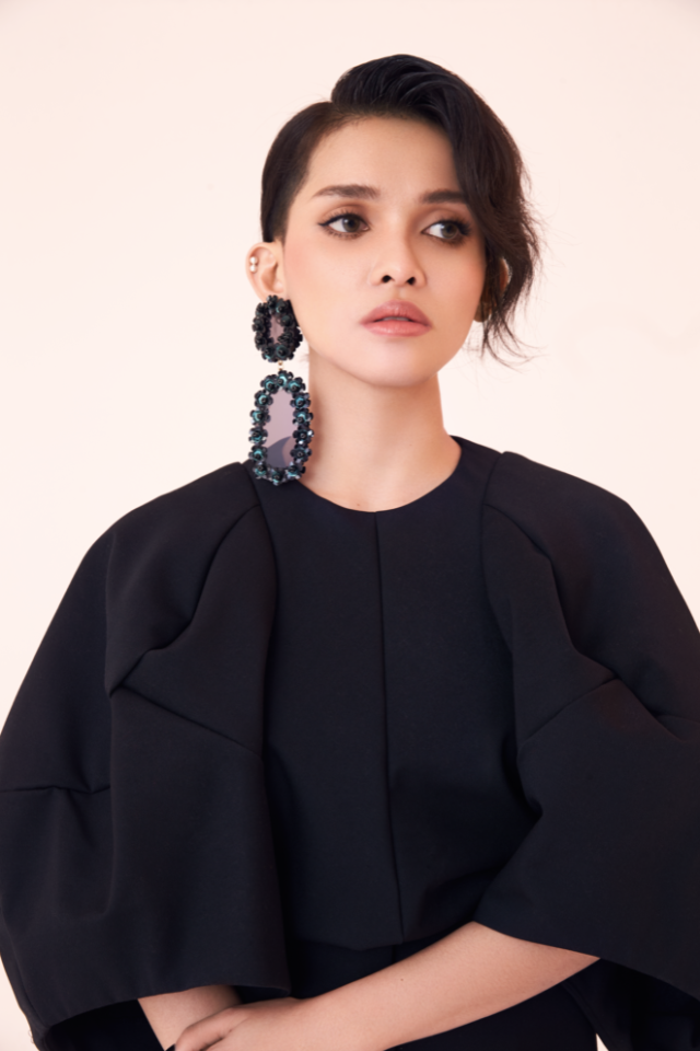 kz谭定安最新写真大片质感足 多套look格调清新自然