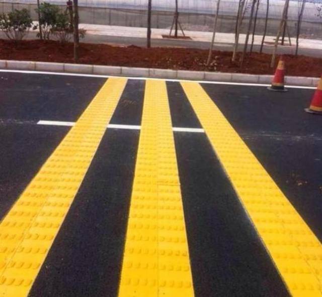 有黄色的,也有涂成白色的.看上去跟车辆减速带有点像.