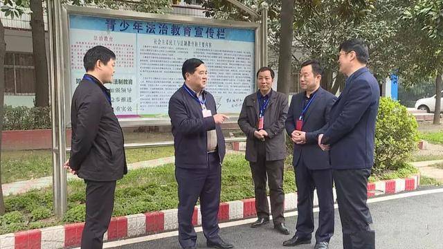信阳市教育局局长苏锡凌等巡视教师资格证考试