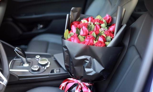 阿尔法提车真浪漫 送你一束火红色的玫瑰 罗密欧280hp豪华