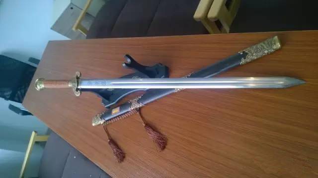 此二方神器乃当年郭靖黄蓉伉俪融了神雕侠杨过的玄铁重剑后重铸而成