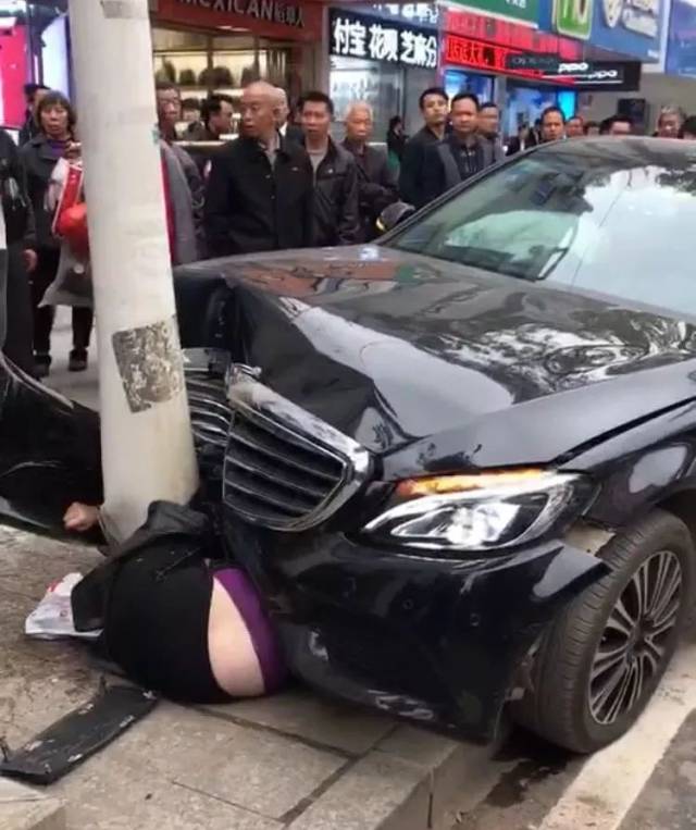 一名女子撞飞 女子夹在车辆和电线杆之间遭挤压身亡 现场画面惨不忍睹