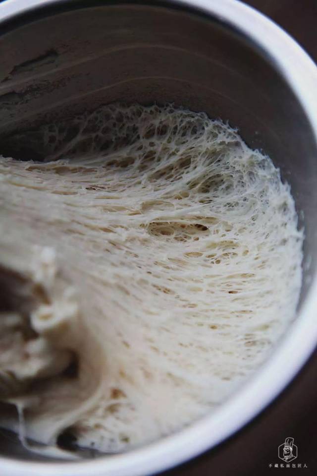图片为26℃发酵2小时 5 发酵好的面团用手撕开可以看到许多蜂窝组织