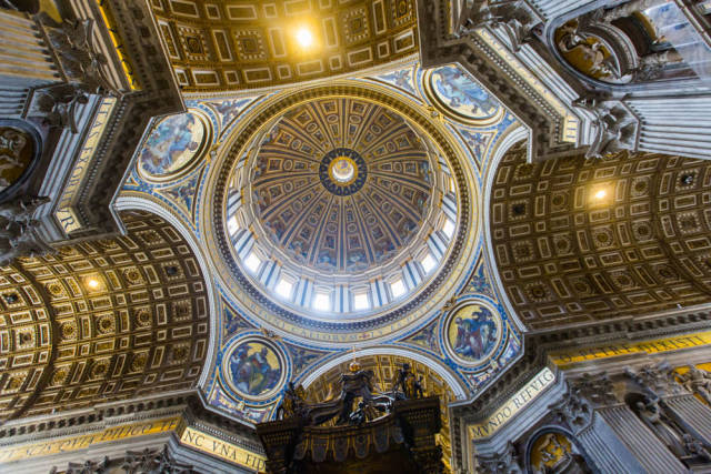 据说教堂有一地方可以上到教堂顶部俯瞰到整个圣彼得广场,可惜没有