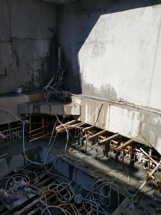 支撑梁拆除必须等结构和四周传力带砼强度达到70%(指破除段的相邻区段