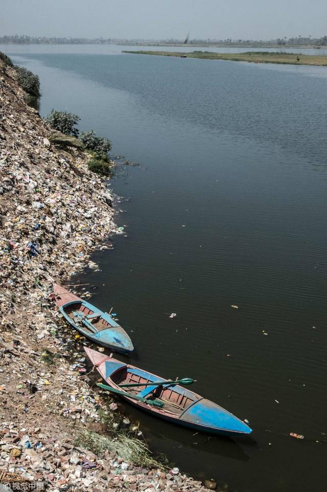 埃及境内尼罗河水污染严重 河岸垃圾成堆